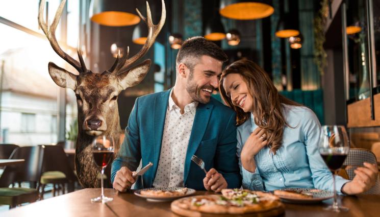 елен ресторант - ХРАНАТА ПРАВИ БОРБАТА: Елен нахлу в претъпкан ресторант (ВИДЕО)