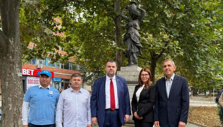 Пеевски - Делян Пеевски, съпредседател на ПГ на ДПС от Разград : Местните избори са тест за структурите на партията. Общините на ДПС ще имат цялата ни подкрепа