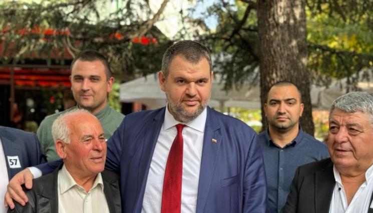 Делян Пеевски Търговище - Делян Пеевски, съпредседател на ПГ на ДПС от Търговище: Очаквам пълна мобилизация на изборите в неделя, залогът е доверието на нашите избиратели