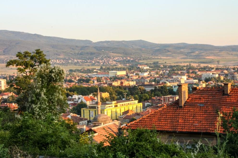 Полицията в Кюстендил търси контакт с трима мъже, които са