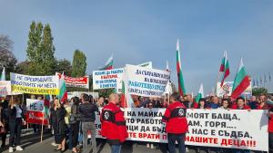 Работещите в рафинерията Лукойл Нефтохим излязоха на протест Те настояват