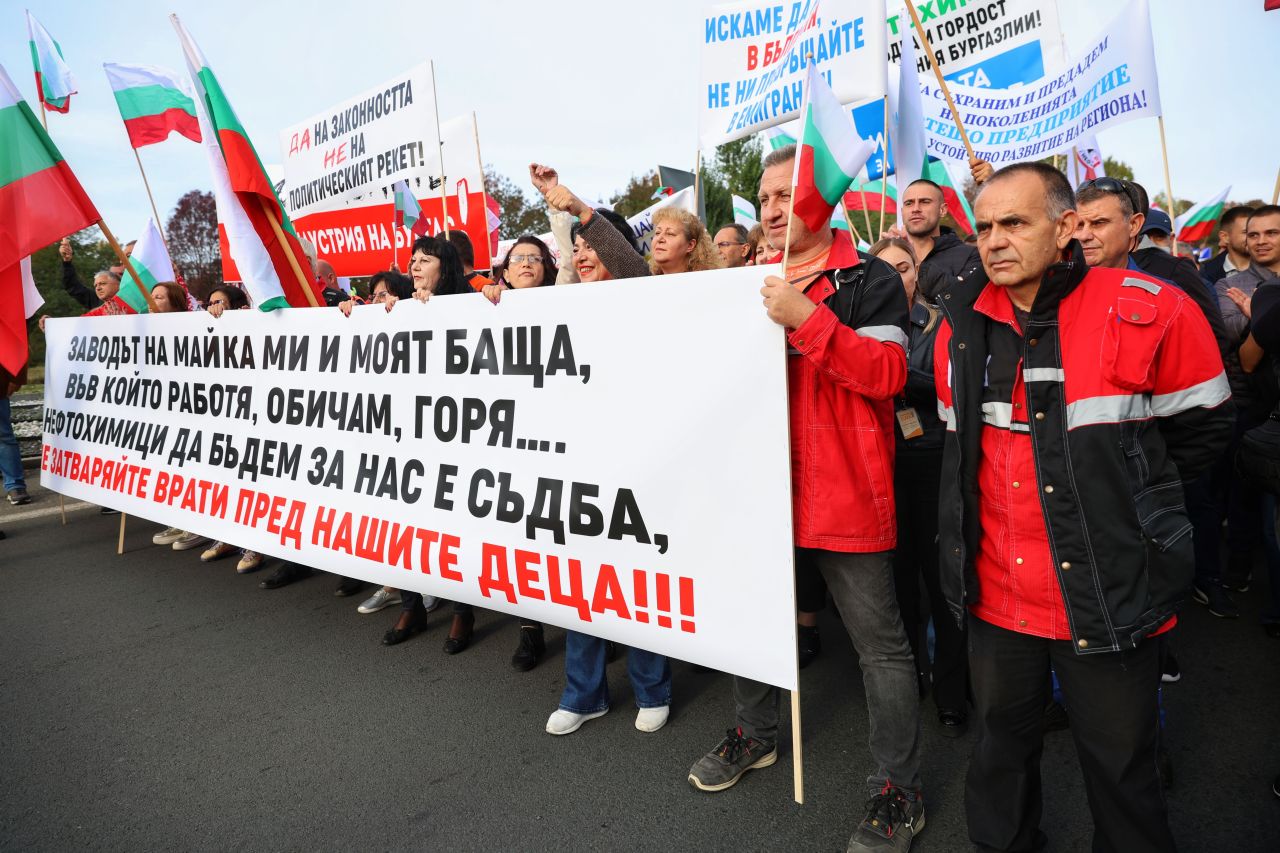 <p>На изхода на Бургас, в посока автомагистрала &quot;Тракия&quot;, се провежда протест на работещите нефтохимици в &quot;Лукойл Нефтохим Бургас&quot; АД. Причината е възможността за прекратяване на дерогацията за внос на руски петрол.</p>