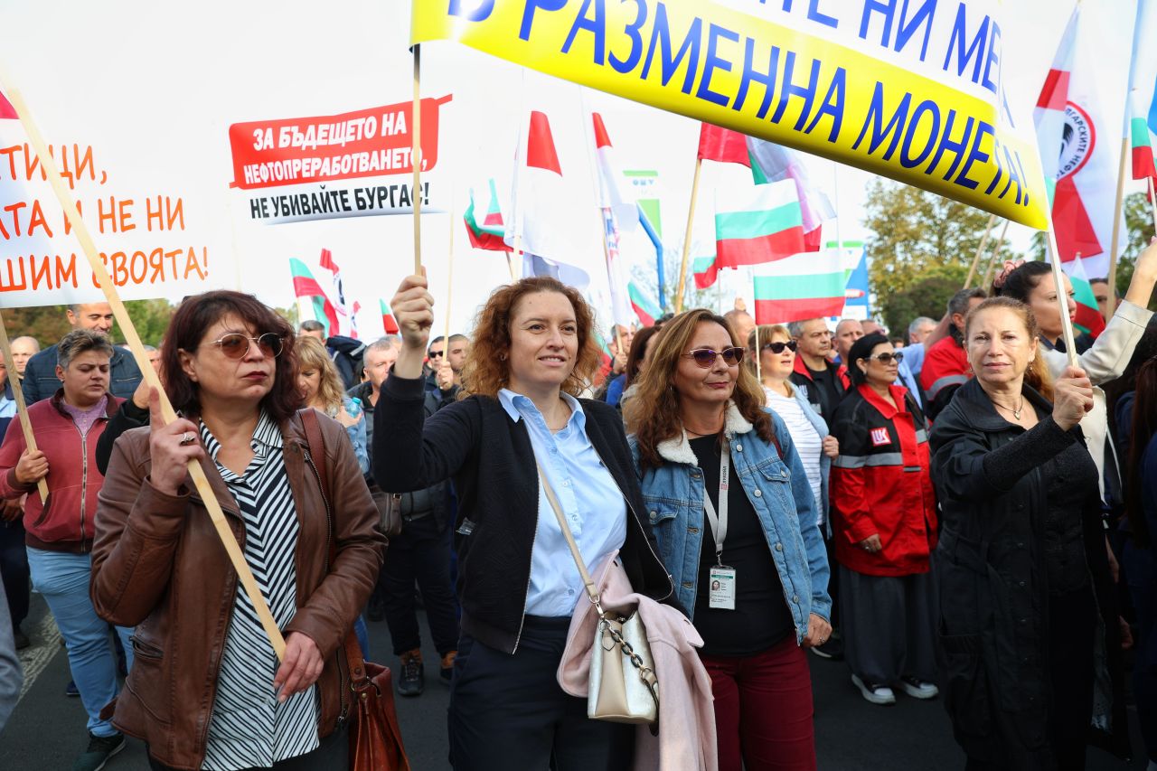 <p>На изхода на Бургас, в посока автомагистрала &quot;Тракия&quot;, се провежда протест на работещите нефтохимици в &quot;Лукойл Нефтохим Бургас&quot; АД. Причината е възможността за прекратяване на дерогацията за внос на руски петрол.</p>