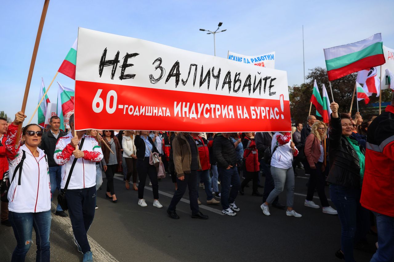 <p>На изхода на Бургас, в посока автомагистрала &quot;Тракия&quot;, се провежда протест на работещите нефтохимици в &quot;Лукойл Нефтохим Бургас&quot; АД. Причината е възможността за прекратяване на дерогацията за внос на руски петрол.</p>