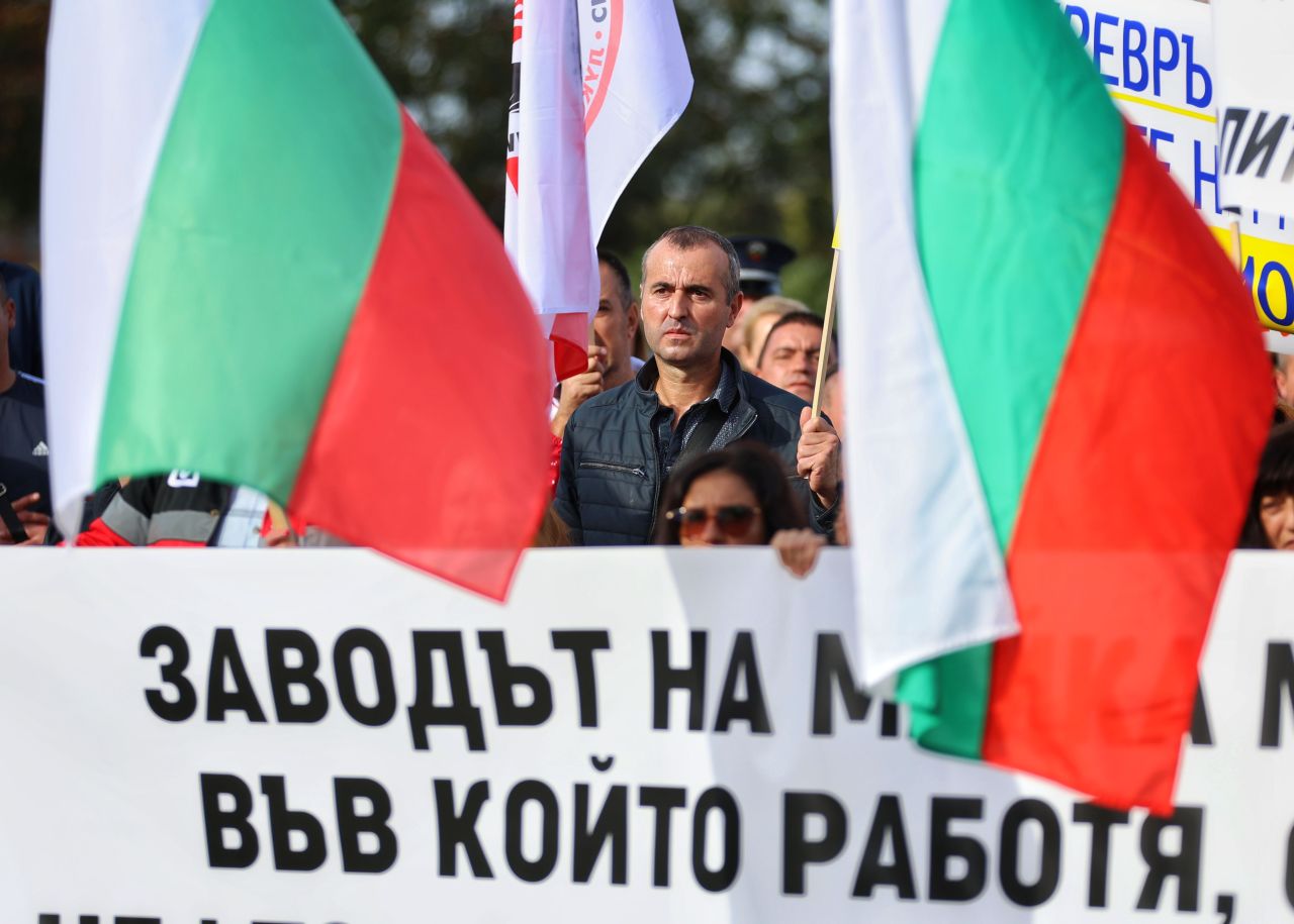 <p>На изхода на Бургас, в посока автомагистрала &quot;Тракия&quot;, се провежда протест на работещите нефтохимици в &quot;Лукойл Нефтохим Бургас&quot; АД. Причината е възможността за прекратяване на дерогацията за внос на руски петрол.</p>