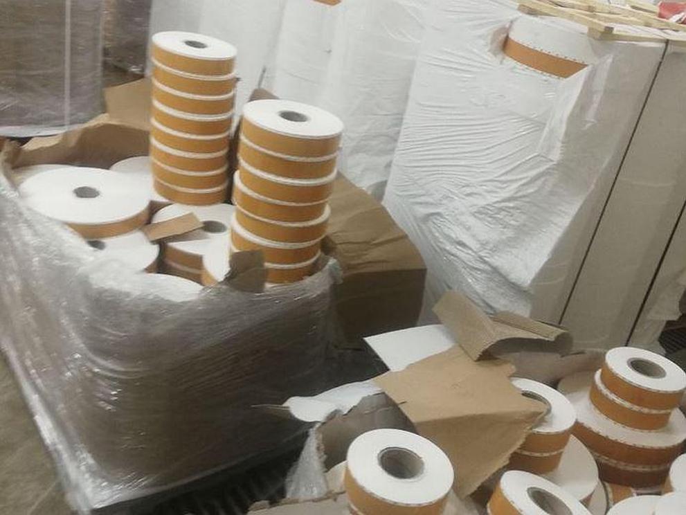 Снимка: Митничари задържаха близо два тона филтърна хартия за цигари