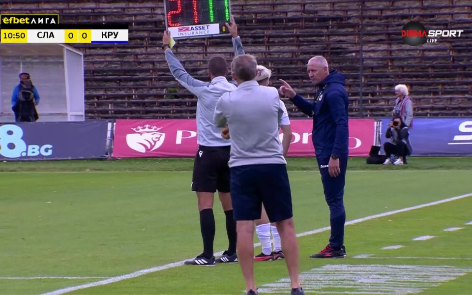 След само десетина минути игра в двубоя между Славия и