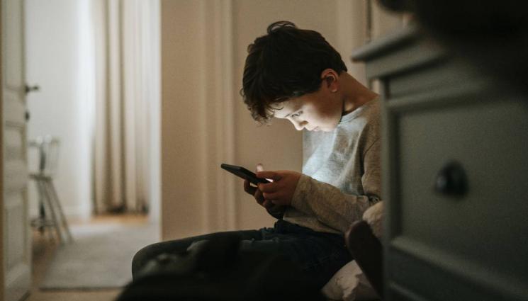 дете с телефон