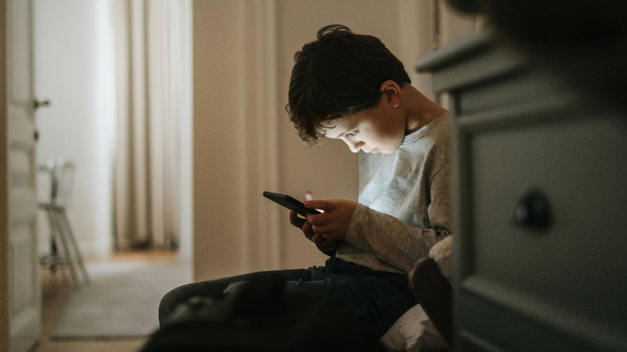 дете с телефон