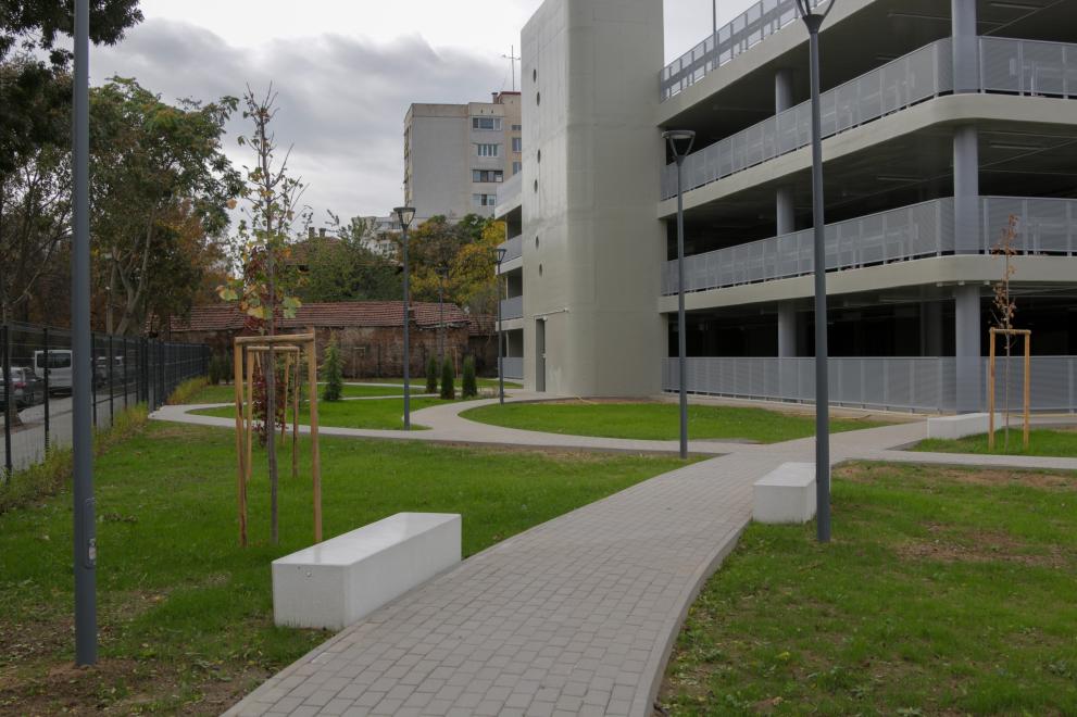 Първият квартален етажен паркинг в София е готов и вече