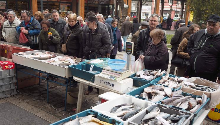 риба пазар - Рибата влиза в малката кошница