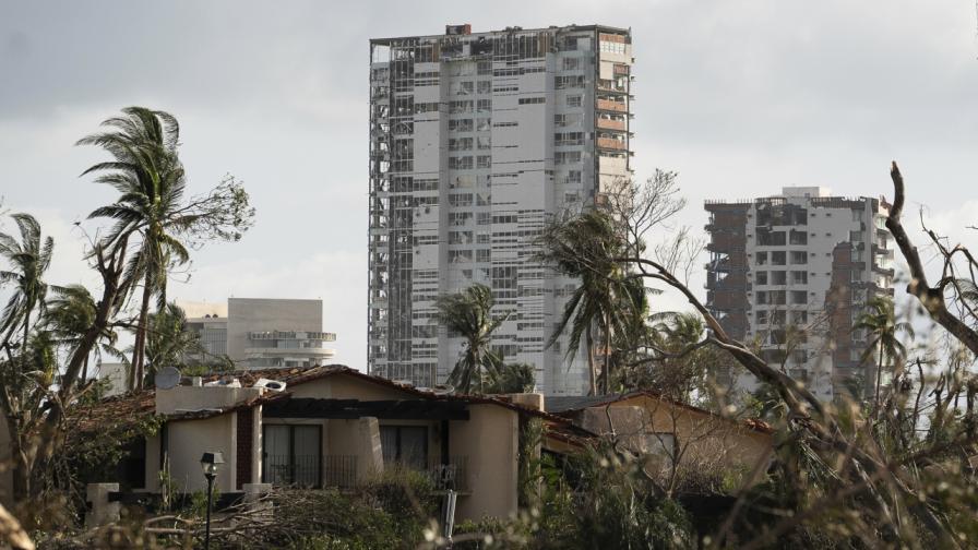 Броят на жертвите на урагана "Отис" в Мексико нарасна до 39 души