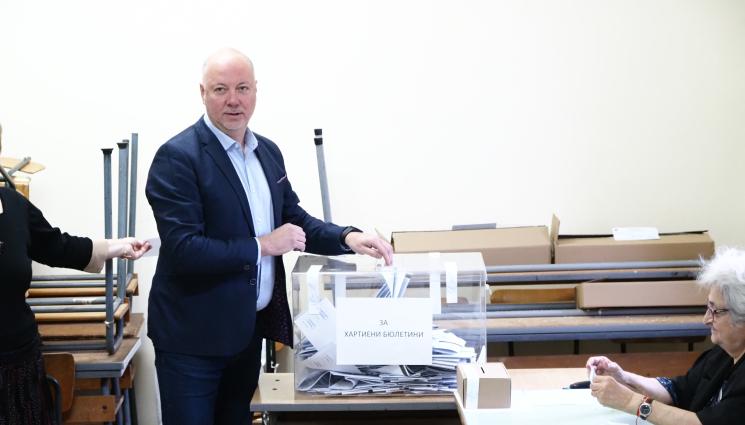 Росен Желязков гласува - Шефът на парламента РОСЕН ЖЕЛЯЗКОВ: Гласувах за това София да изпълва със съдържание девиза си
