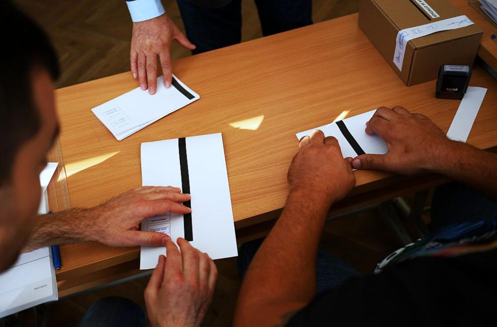 Изборният ден в пазарджишкия квартал Изток започна при слаб интерес.