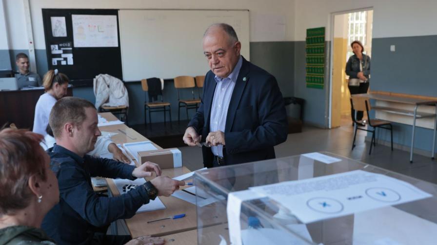 Атанас Атанасов гласува на местния вот