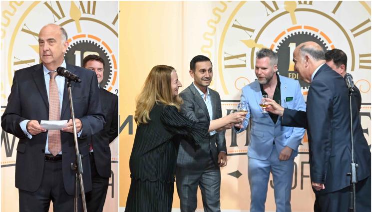 дипломат - US посланикът черпи с бърбън дипломати