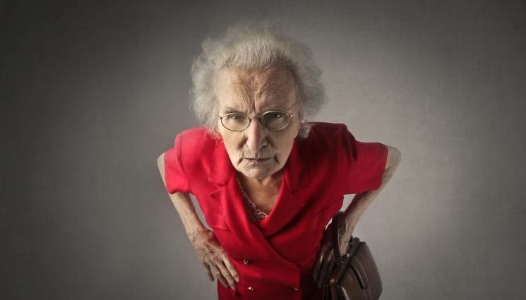 бабичка - НЕ СИ ПОПЛЮВА: Бойна баба налетя на тузар! (ВИДЕО)