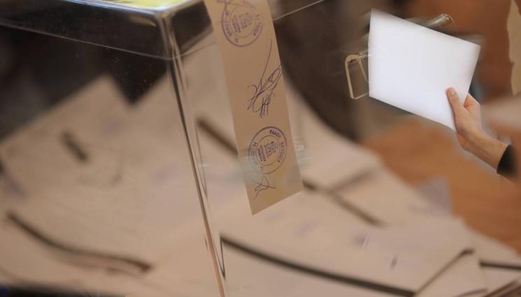 гласуване - ПОРЕДНА НАГЛОСТ: Изборна бюлетина вместо в урната попадна в следващия гласуващ