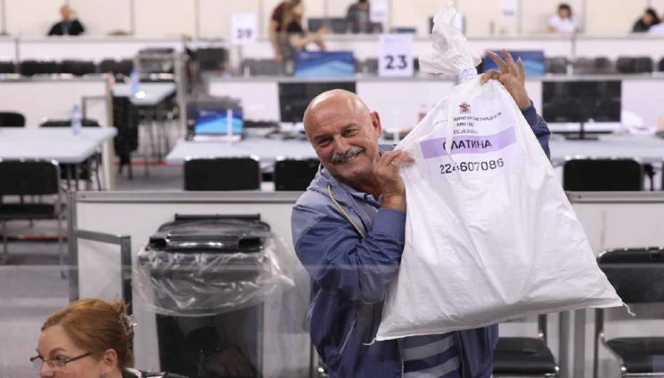 Избори 2023 2 - ЗАПОЧНА СЕ: Пристигнаха първите изборни книжа в „Арена Армеец“ (СНИМКИ)