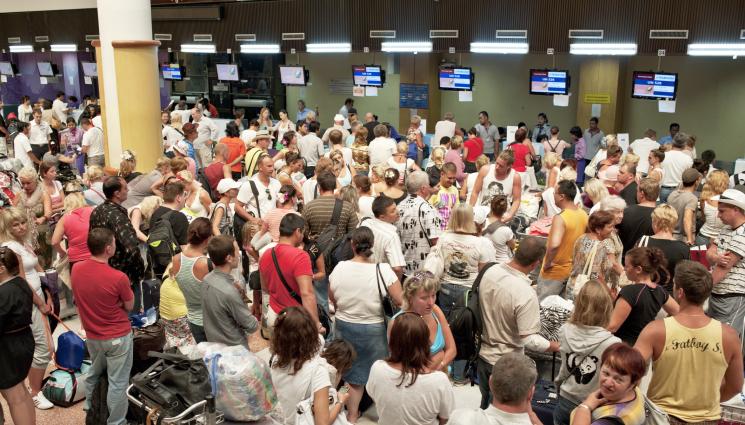 тълпа летище - ЕКШЪН: Разгневена тълпа щурмува летището в Дагестан, иска да линчува пътници от Израел (ВИДЕО)