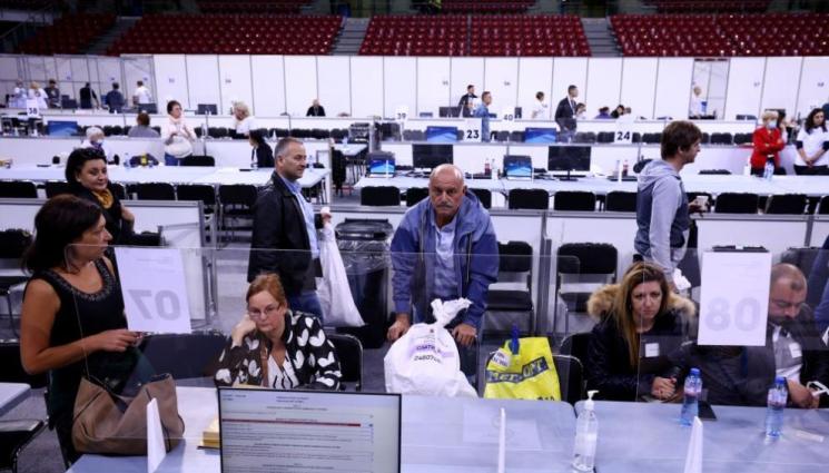 изборни книжа - СЛЕД ВОТА: Спокойно протича предаването на изборните документи в Арена София