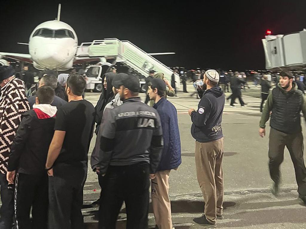 Шестдесет души са задържани във връзка с вчерашния инцидент на летище