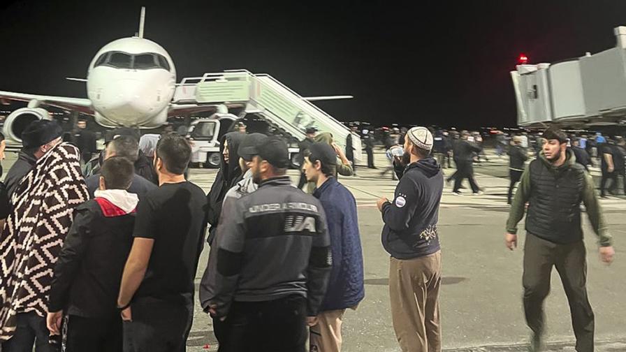 60 души са задържани във връзка с инцидент на летище в Дагестан