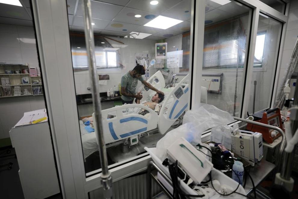 Стотици пациенти са блокирани в болници в северната част на