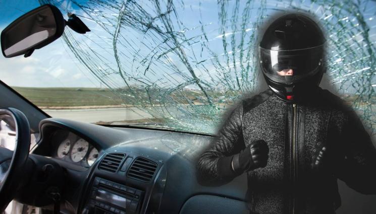 моторист - Нагъл моторист скочи срещу кола, чупи стъклото с ръка