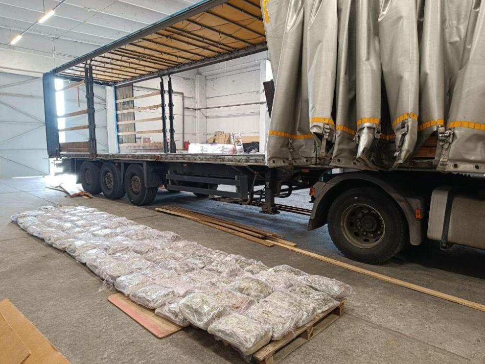 91,5 кг марихуана задържаха митнически служители при проверка на товарен