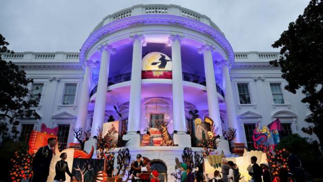 В навечерието на Хелоуин: Джо Байдън и съпругата му бяха домакини на тържество (ВИДЕО)