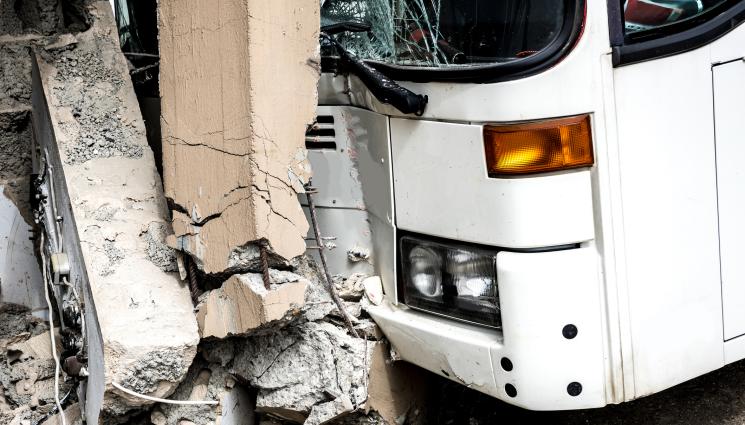 бус - МЕЛЕ НА ПЪТЯ: Бус помете паркирани коли!