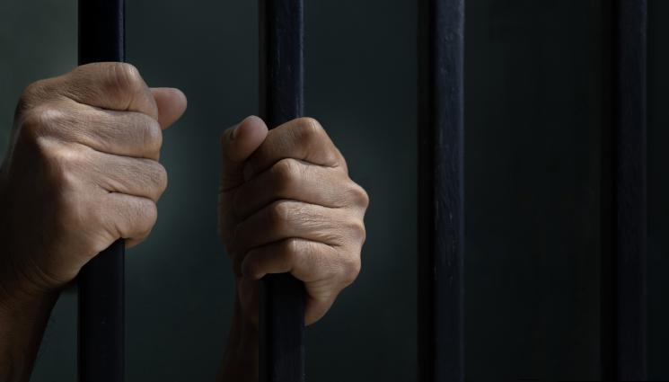 килия арестант затвор - ДО ЖИВОТ: Барикадиралият се полицай влезе в затвора