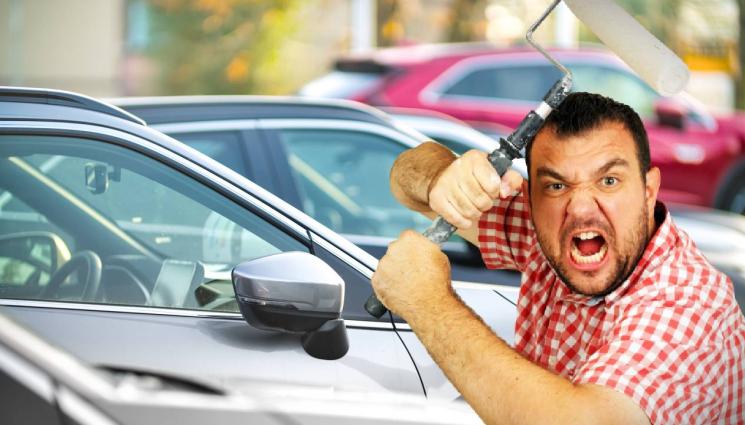 кола боя - ПИКАСО ОТ СВЕТА ТРОИЦА: Зъл съсед разчерта паркинг пред блока, нашари с боя и колите на комшиите! (СНИМКИ)