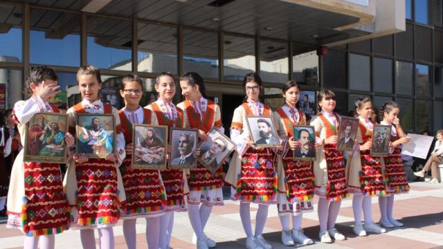 С цветя, стихове и песни: България чества Деня на народните будители (СНИМКИ)