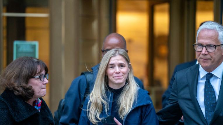  Заради дело за полова дискриминация: Робърт де Ниро идва в съда в Ню Йорк (СНИМКИ) 