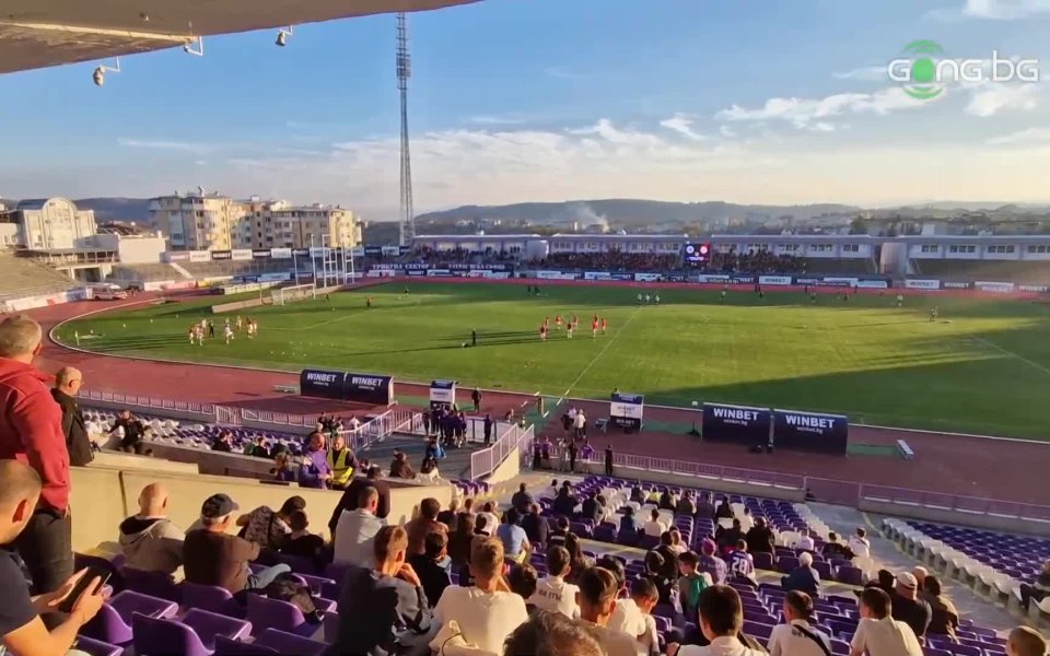 Отборите на Етър и ЦСКА вече загряват на Ивайло във