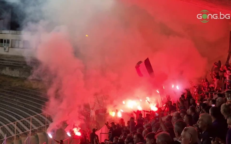 В началото на втората част между Етър и ЦСКА привържениците