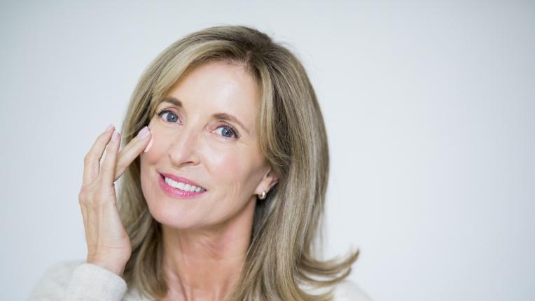  Грешките в грима, които позволяват дамите над 50 години 