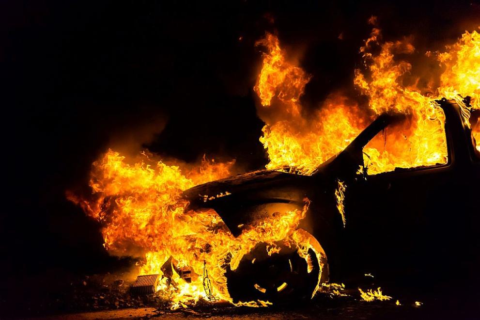 автомобил пожар огън запален