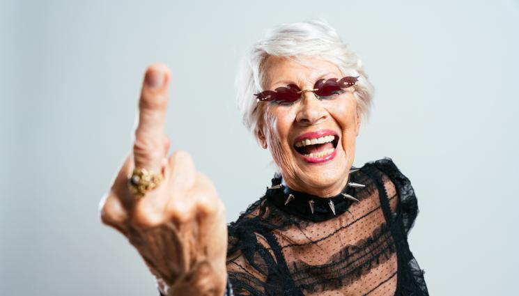 баба среден пръст - Пенсионерка прокуди със съд „големи бебета“