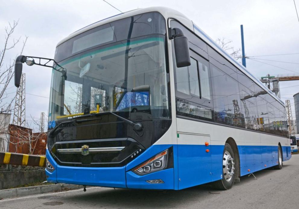 Пускат допълнителни автобуси за Архангелова задушница във Варна, съобщиха от Общинската