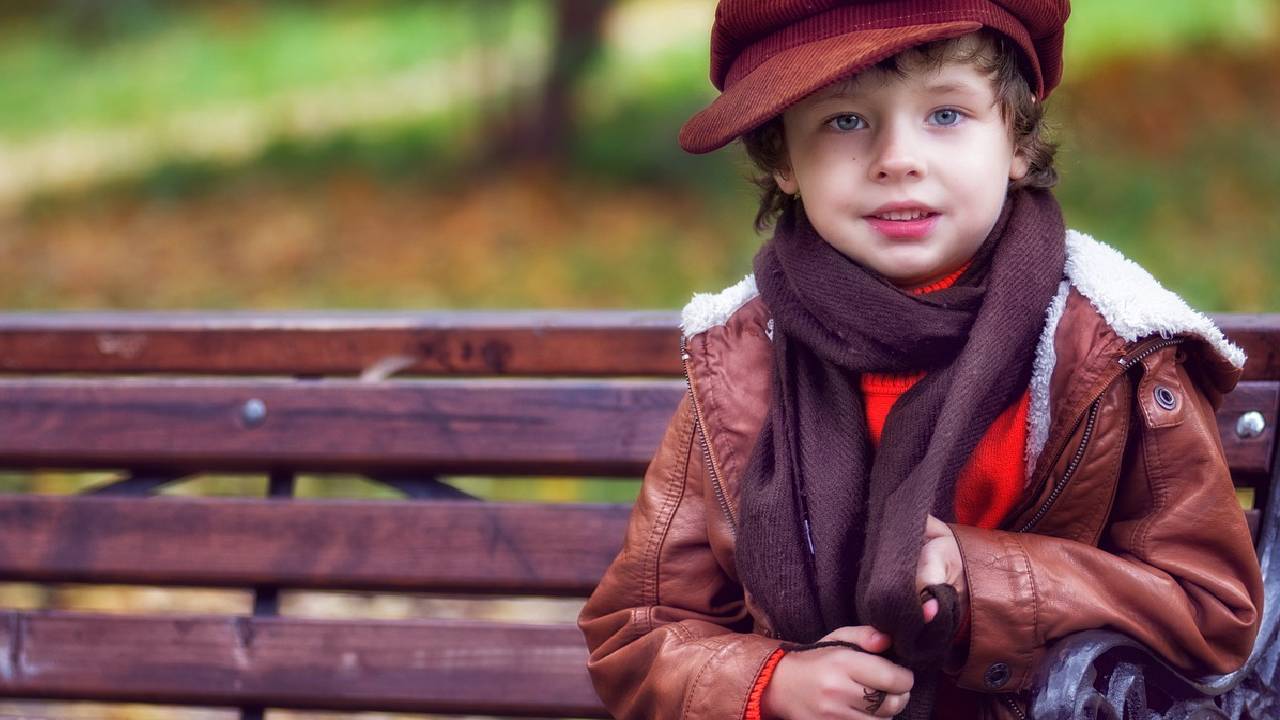 малък мъж с кожено яке