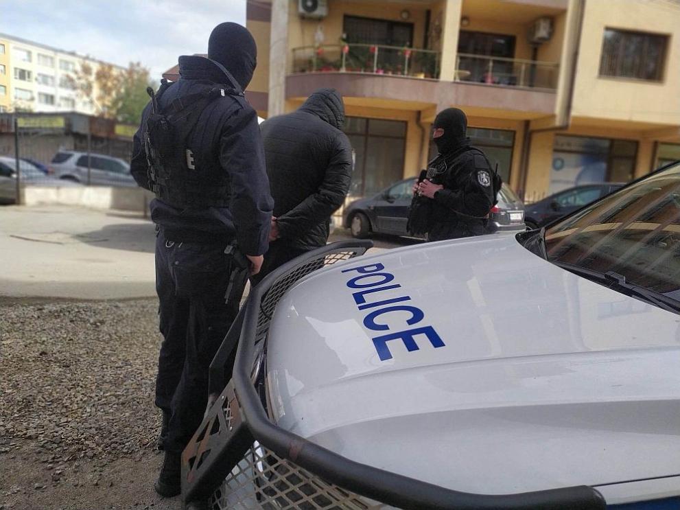 Снимка: Четирима задържани при масирана полицейска операция в Пернишко