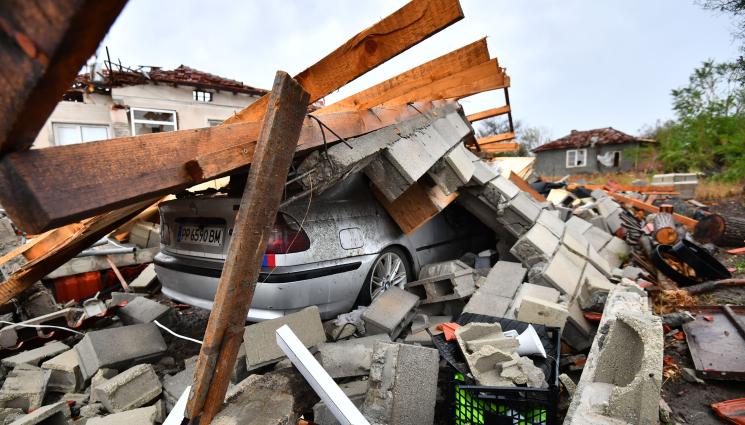 буря - АДЪТ У НАС ПРОДЪЛЖАВА: Загинаха двама, смерч отнесе покривите на 100 къщи! (СНИМКИ+ВИДЕО)