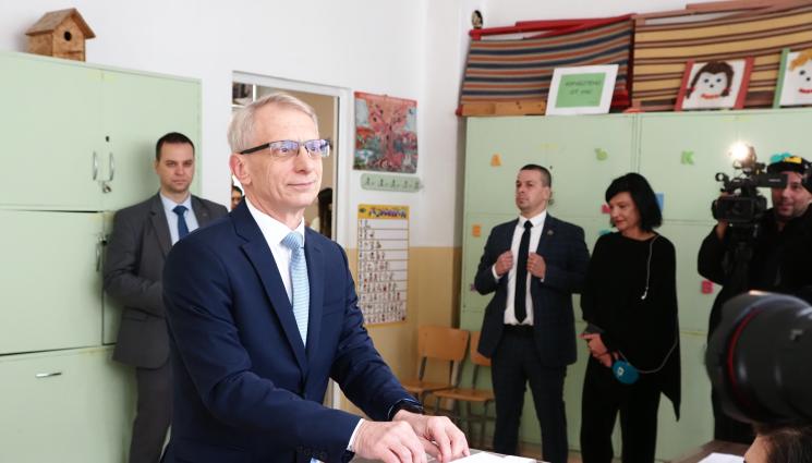 Денков - БЛОКАЖ: Машината за гласуване на Николай Денков се развали