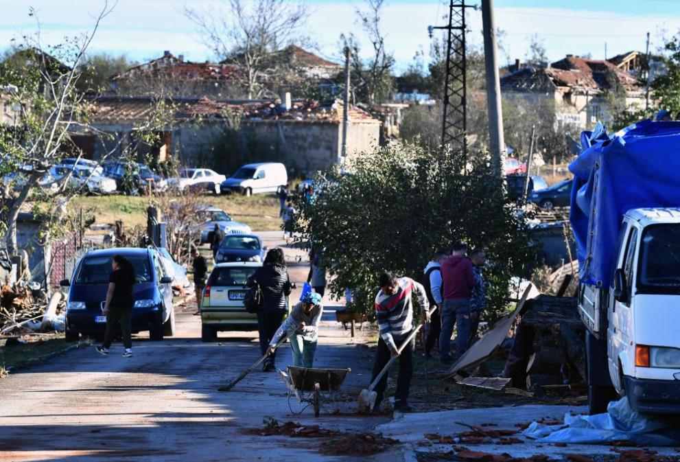 Снимка: Доброволци помагат на село Лъвино да се възстанови, пострадалите къщи са над 100