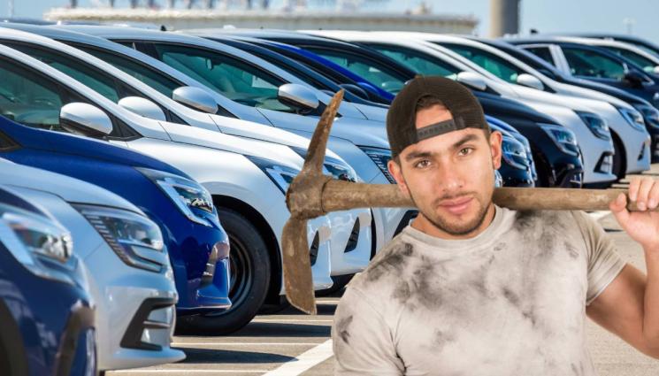 кола кирка - ПОГРОМ: Студент осъмна с кирки, забити в колата му (СНИМКА)