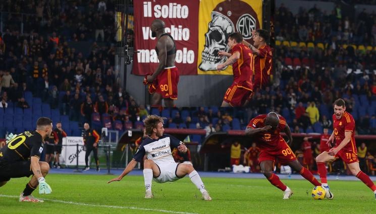 Лукаку Рома Лече - „Вълците“ лазят по нервите: Лукаку порти дузпа за Рома в 5-ата мин., заби победно в 95-ата