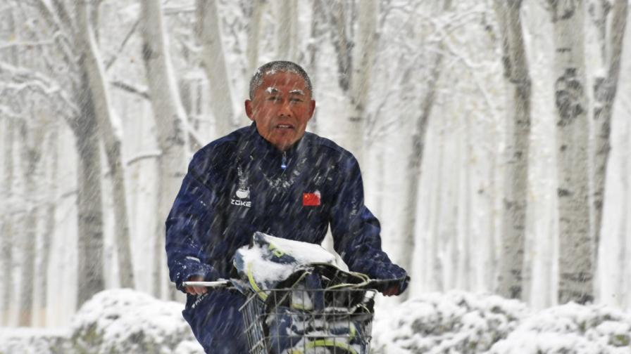 Необичайно студено време и снежни бури връхлетяха Китай (СНИМКИ/ВИДЕО)